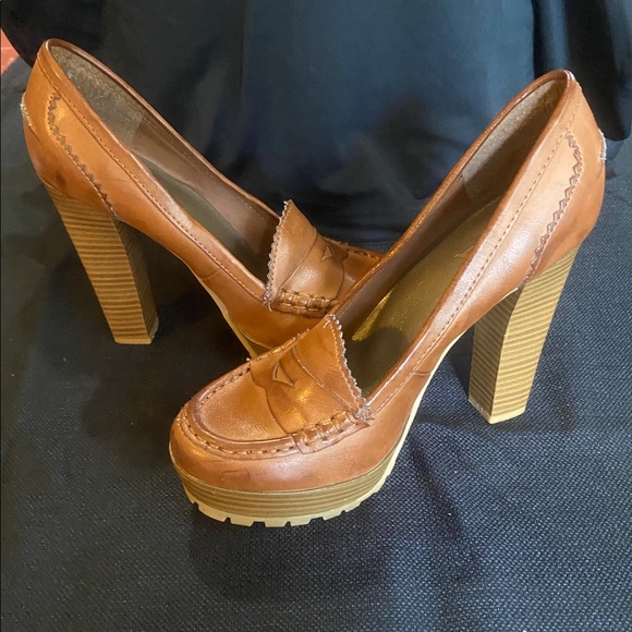 Shoes - Picture 6 of 10